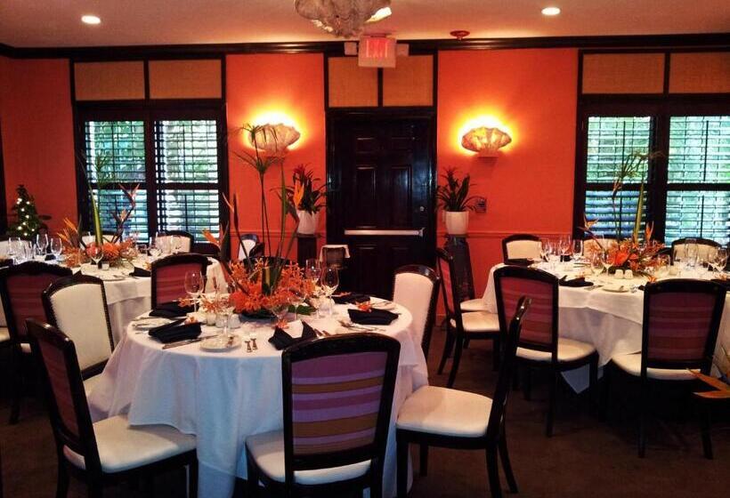 غرفة ديلوكس مطلة على حمام السباحة, The Caribbean Court Boutique