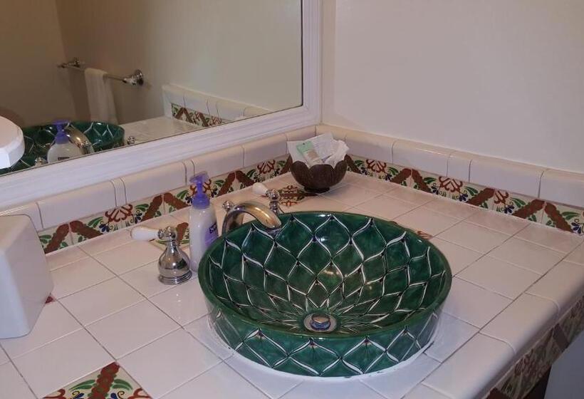 غرفة ديلوكس مطلة على حمام السباحة, The Caribbean Court Boutique