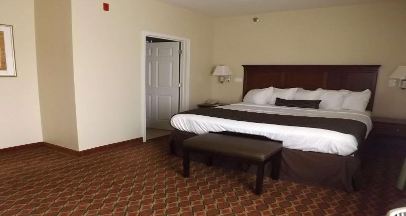 带大床的套房, Best Western Plus Midamerica
