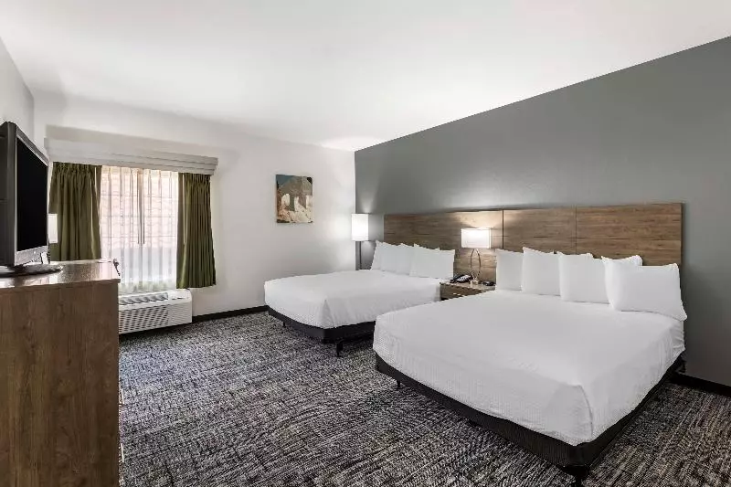 Standard-invahuone, Best Western Plus Midamerica