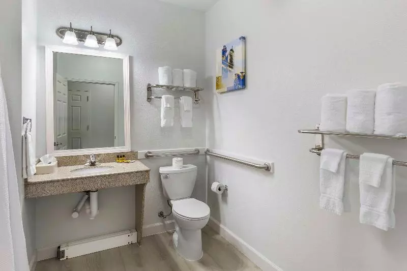 Standard-invahuone, Best Western Plus Midamerica