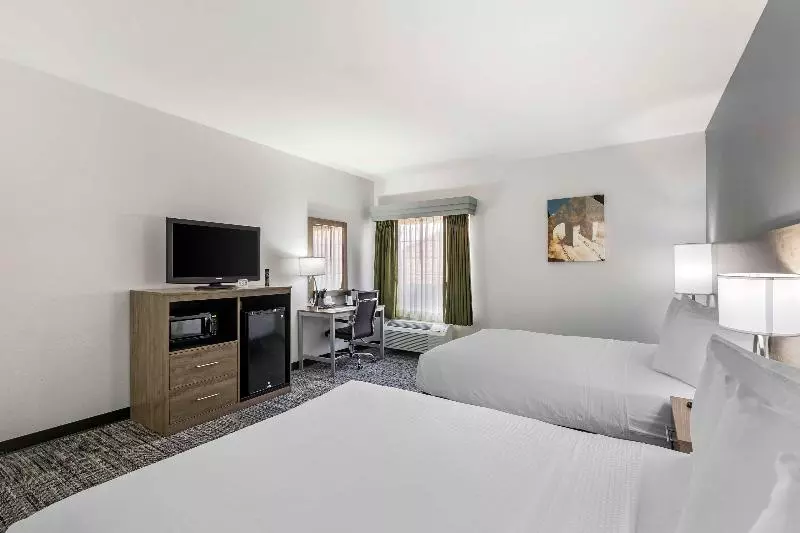 Standard-invahuone, Best Western Plus Midamerica