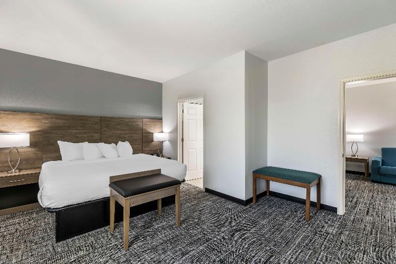 带大床的套房, Best Western Plus Midamerica