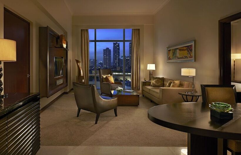 Люкс, Fairmont Makati