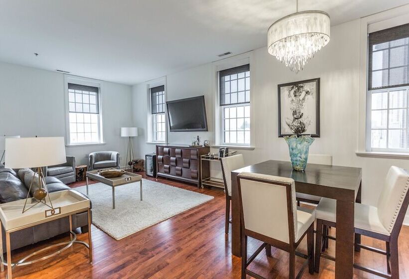 수피리어 스위트, The Delafield