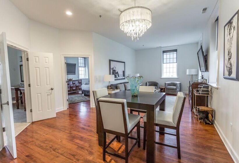 수피리어 스위트, The Delafield