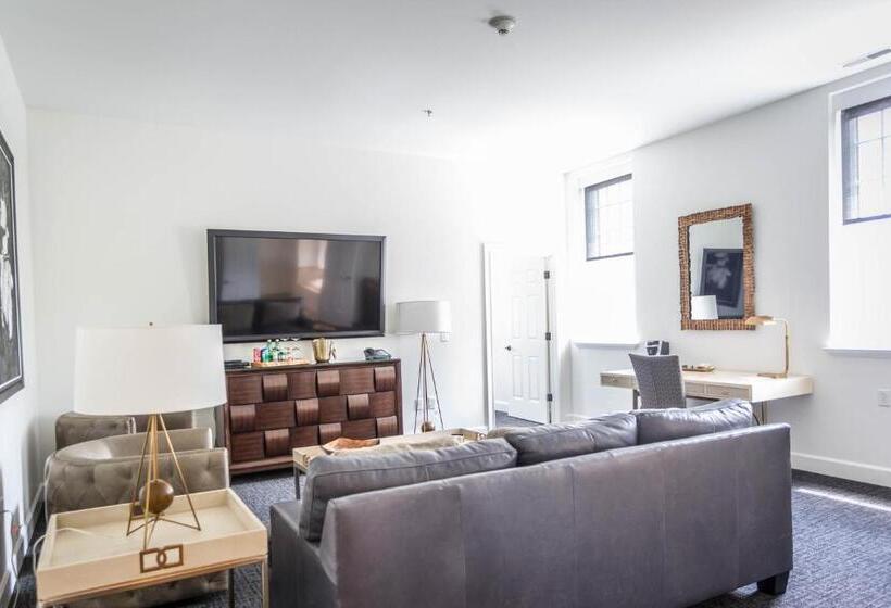 프리미엄 스위트, The Delafield