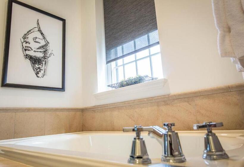 스위트 킹사이즈 침대, The Delafield