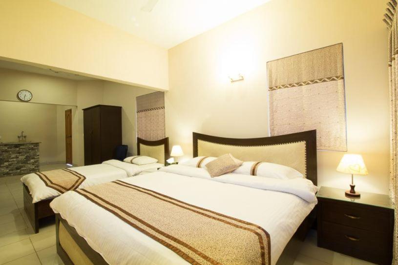 اتاق استاندارد چهار تخته, Royal Inn