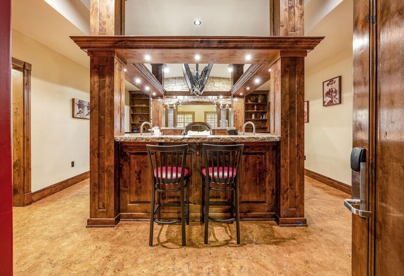 套房, The White Buffalo Club