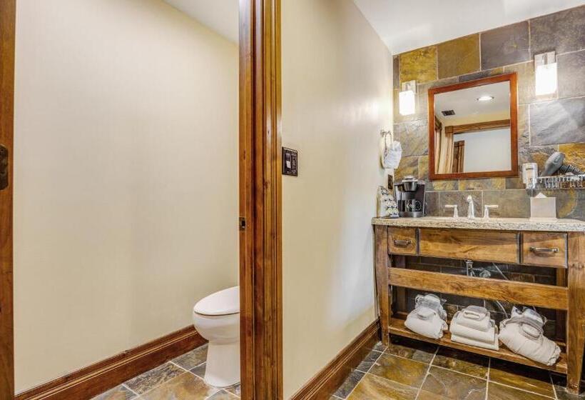 带大床的标准间, The White Buffalo Club