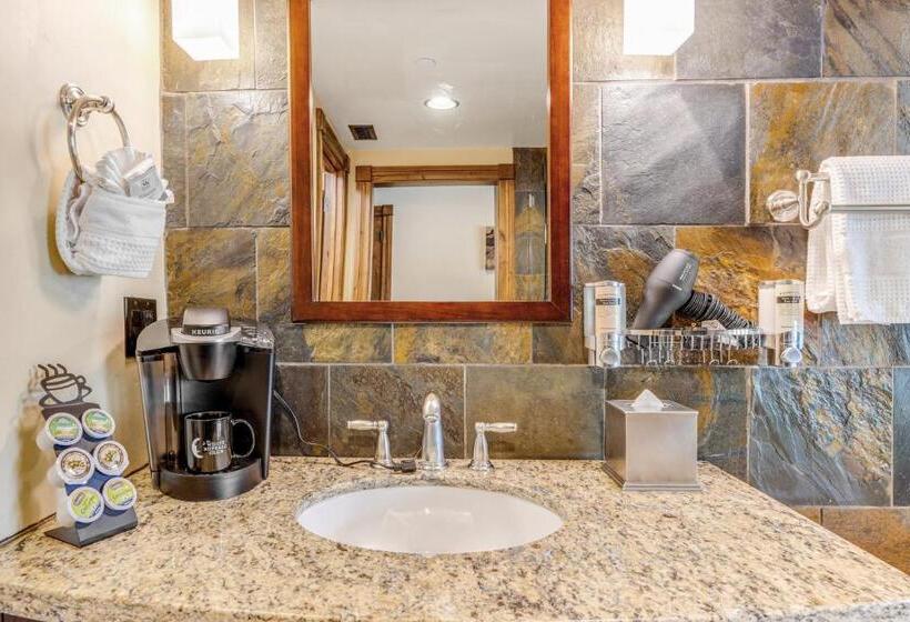 带大床的标准间, The White Buffalo Club