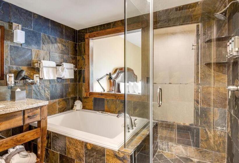 带大床的标准间, The White Buffalo Club