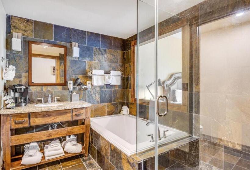 带大床的标准间, The White Buffalo Club