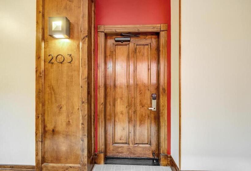 标准间, The White Buffalo Club