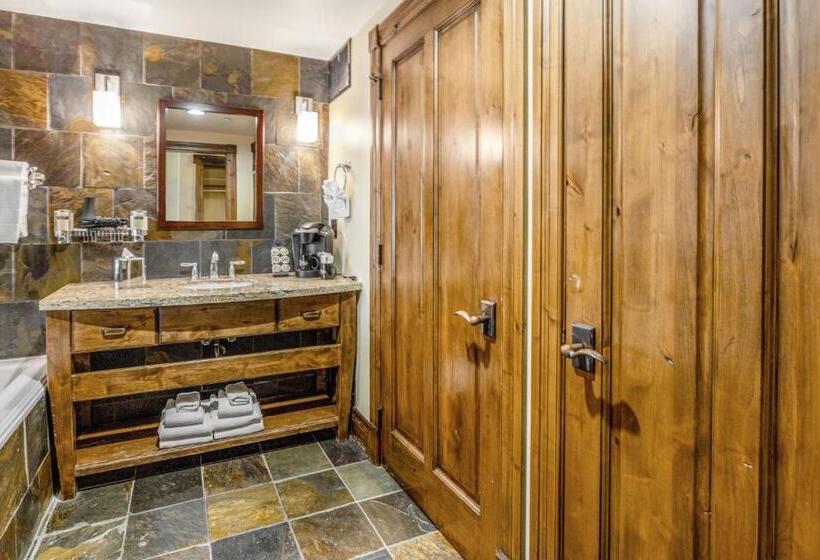 标准间, The White Buffalo Club