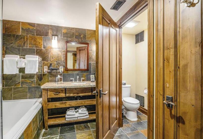 标准间, The White Buffalo Club