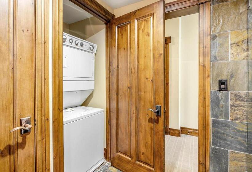 标准间, The White Buffalo Club