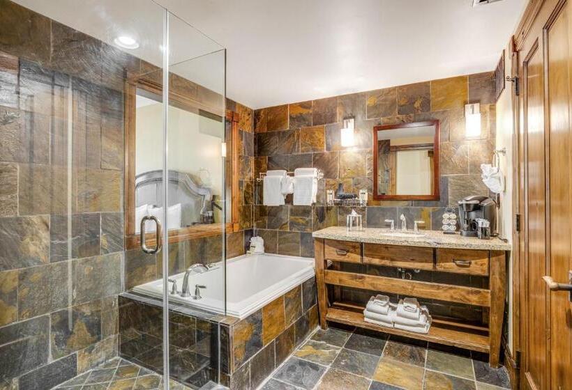 标准间, The White Buffalo Club