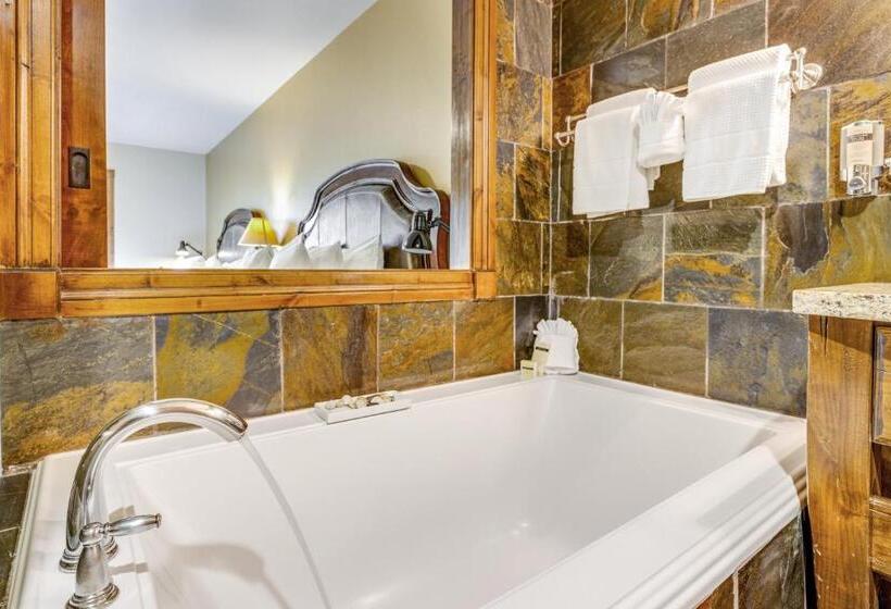 标准间, The White Buffalo Club