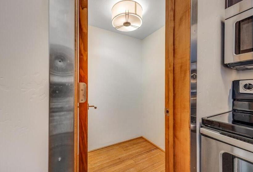 套房, The White Buffalo Club