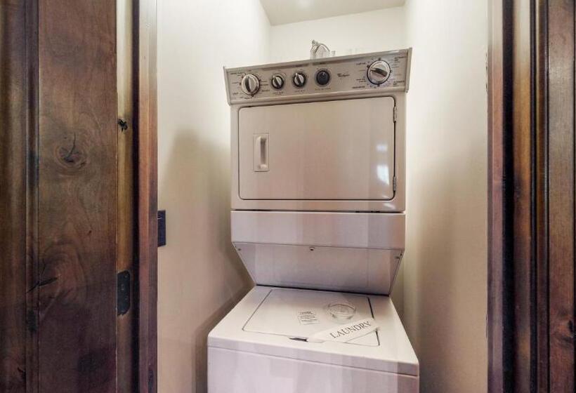 高级套房, The White Buffalo Club