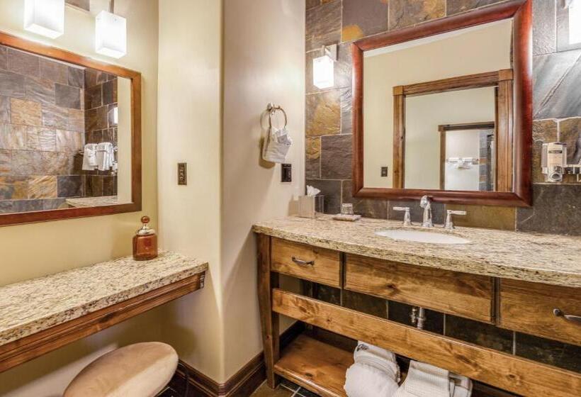 高级套房, The White Buffalo Club