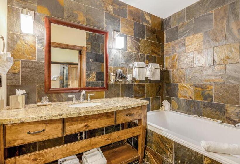 高级套房, The White Buffalo Club