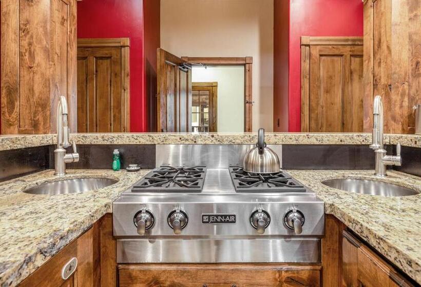 수피리어 스위트, The White Buffalo Club