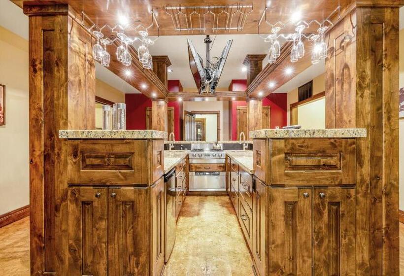 高级套房, The White Buffalo Club