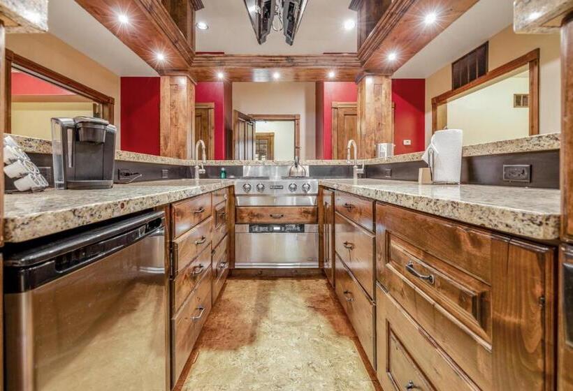 수피리어 스위트, The White Buffalo Club