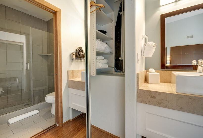 套房, The White Buffalo Club