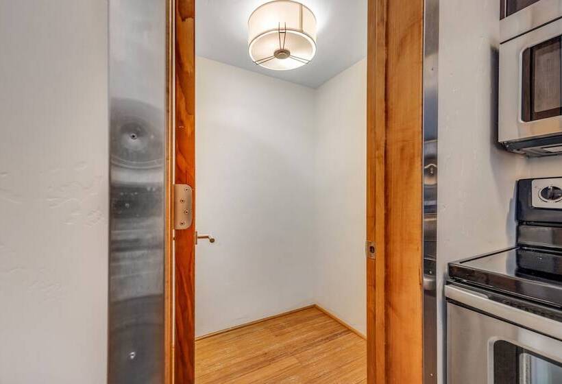 套房, The White Buffalo Club