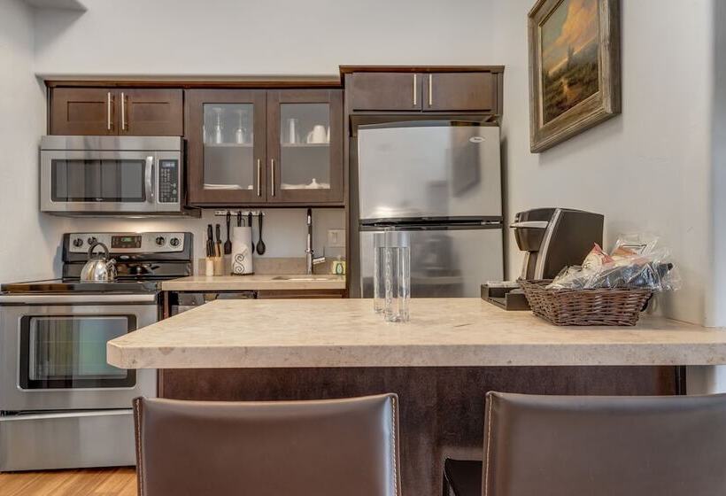 套房, The White Buffalo Club