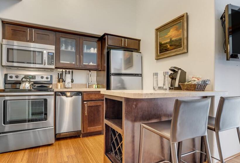 套房, The White Buffalo Club