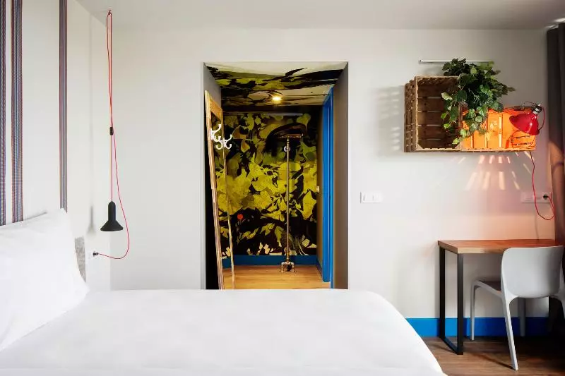 اتاق لوکس, Generator Barcelona