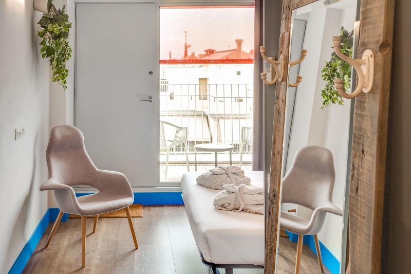 اتاق لوکس با تخت بزرگ, Generator Barcelona