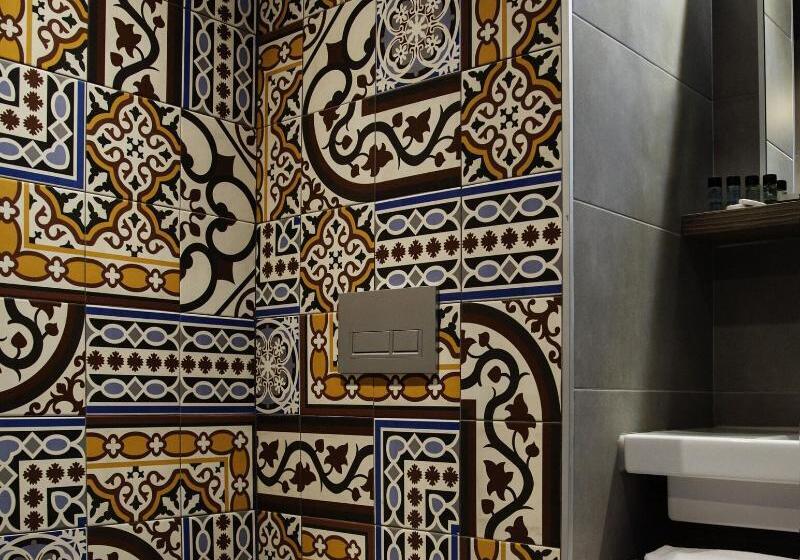 اتاق لوکس با تخت بزرگ, Generator Barcelona