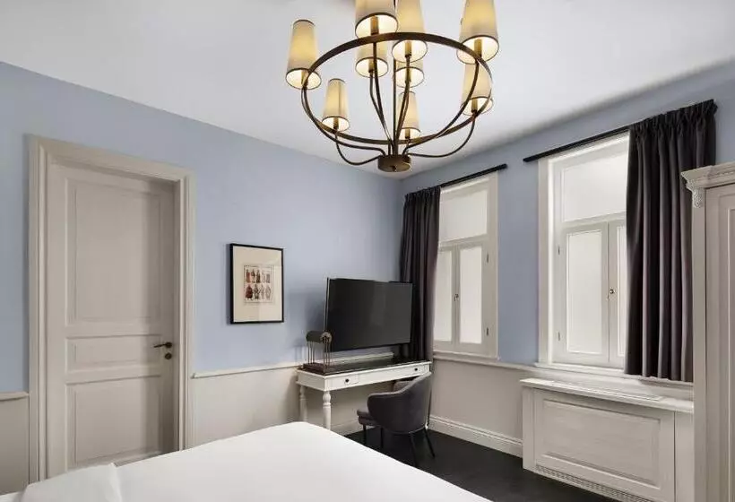 Superior Room, Adahan Decamondo Pera, Autograph Collection