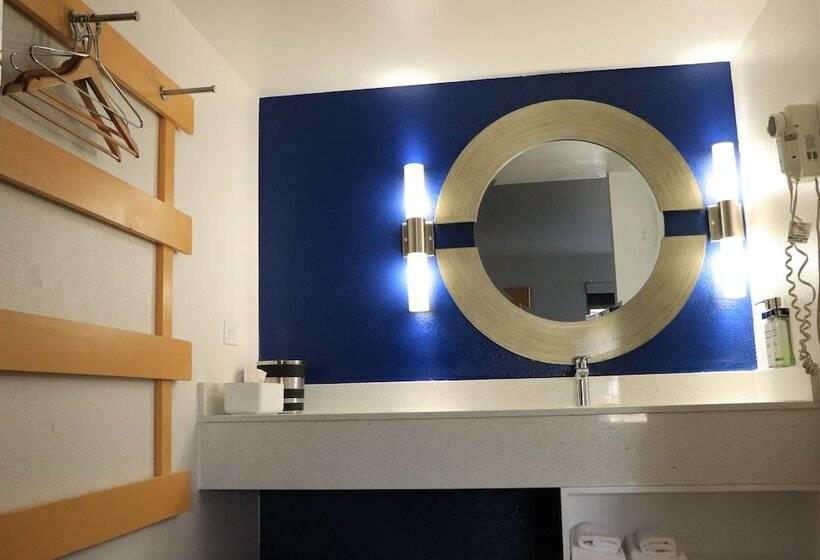 Номер Стандарт 2 Двуспальные Кровати, University Inn