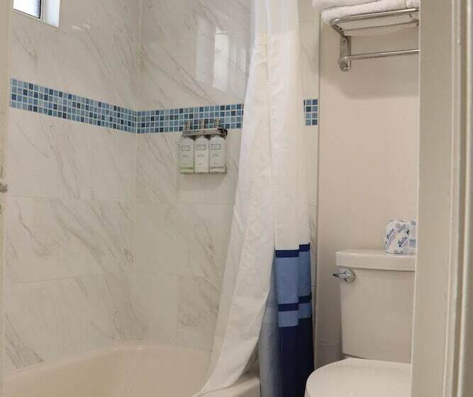 חדר משפחתי, University Inn