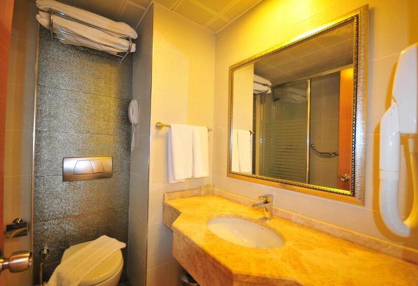 غرفة قياسية إطلالة جانبية علي البحر, Golden Rock Beach