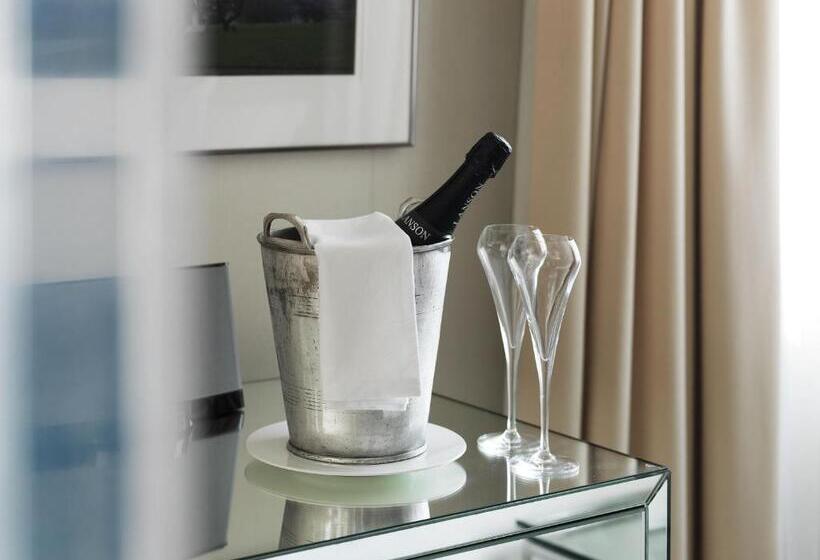 Номер Superior, The Athenaeum Hotel & Residences