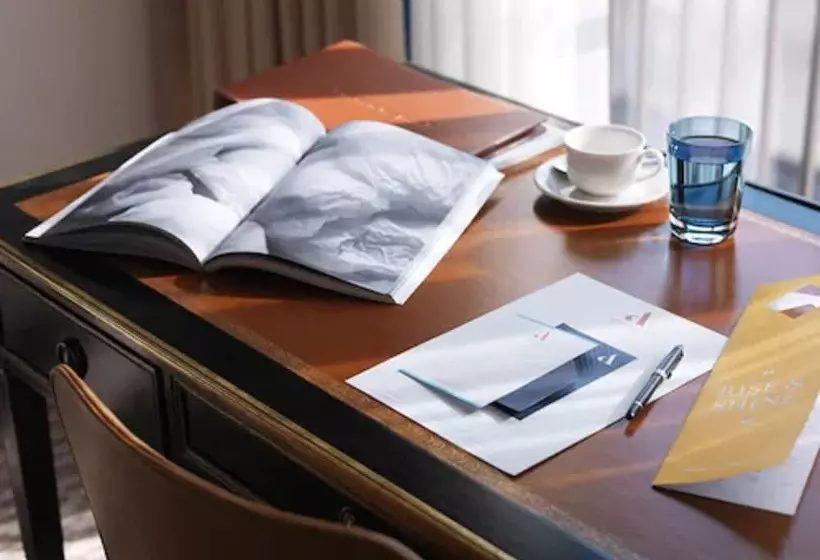 سوییت, The Athenaeum Hotel & Residences