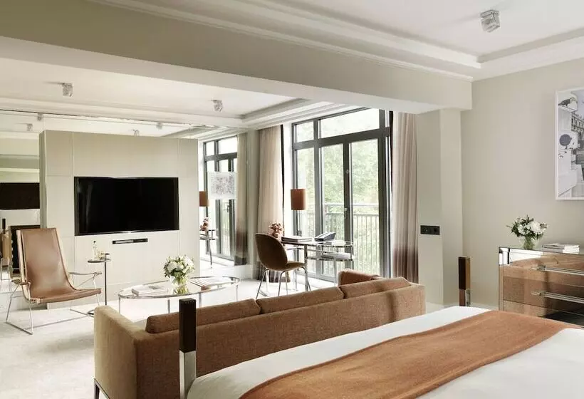 سوییت, The Athenaeum Hotel & Residences