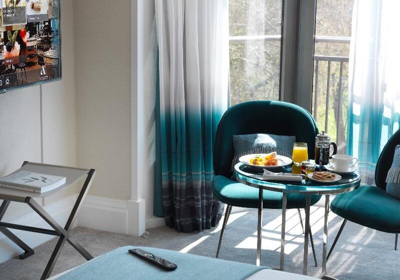 可看到停车场的标准间, The Athenaeum Hotel & Residences