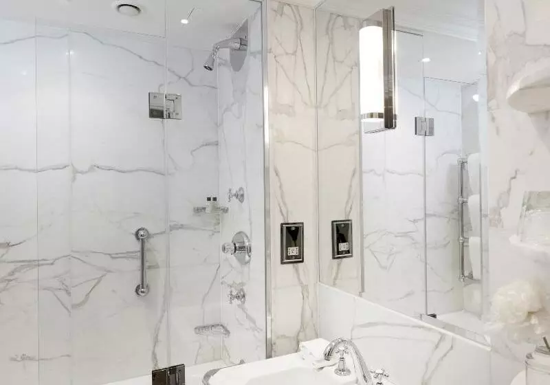 اتاق استاندارد با چشم‌انداز پارک, The Athenaeum Hotel & Residences
