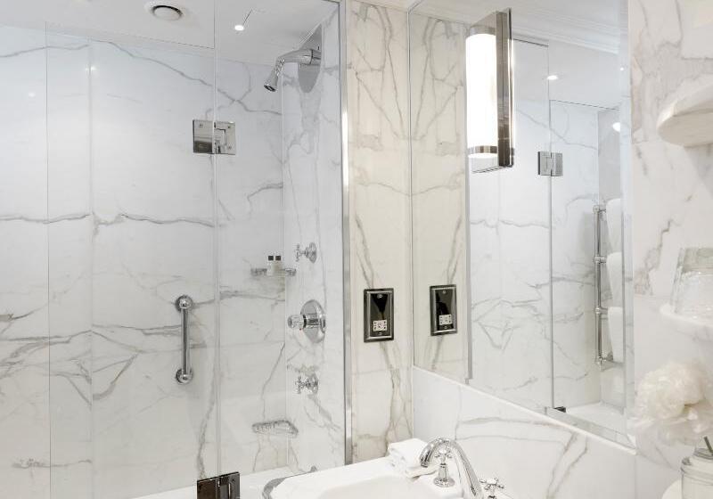 Номер Deluxe, The Athenaeum Hotel & Residences