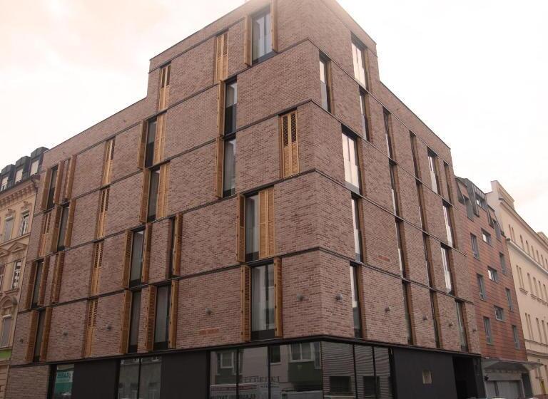 اتاق استاندارد یک نفره, Caroline