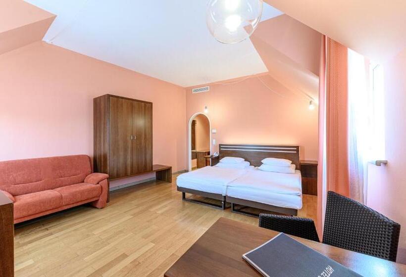 اتاق استاندارد, Caroline